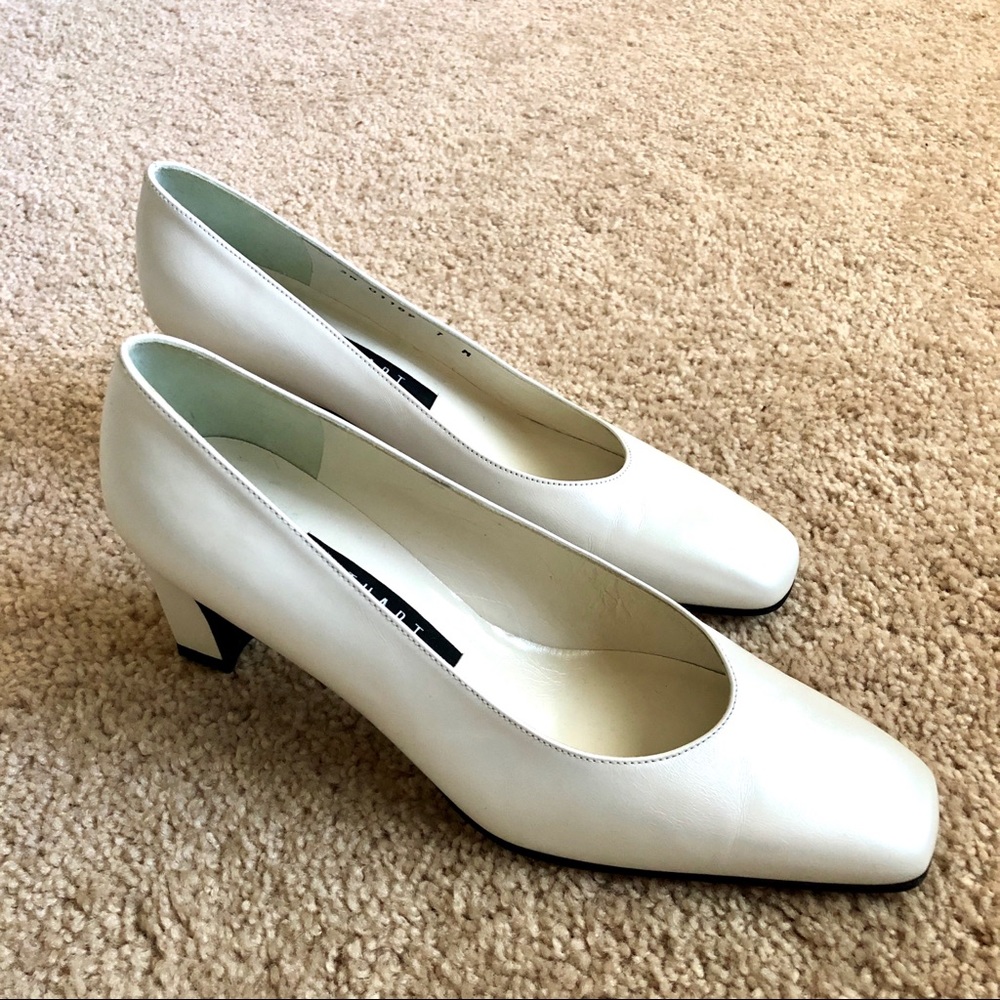 NWOT White Stuart Weitzman Pumps